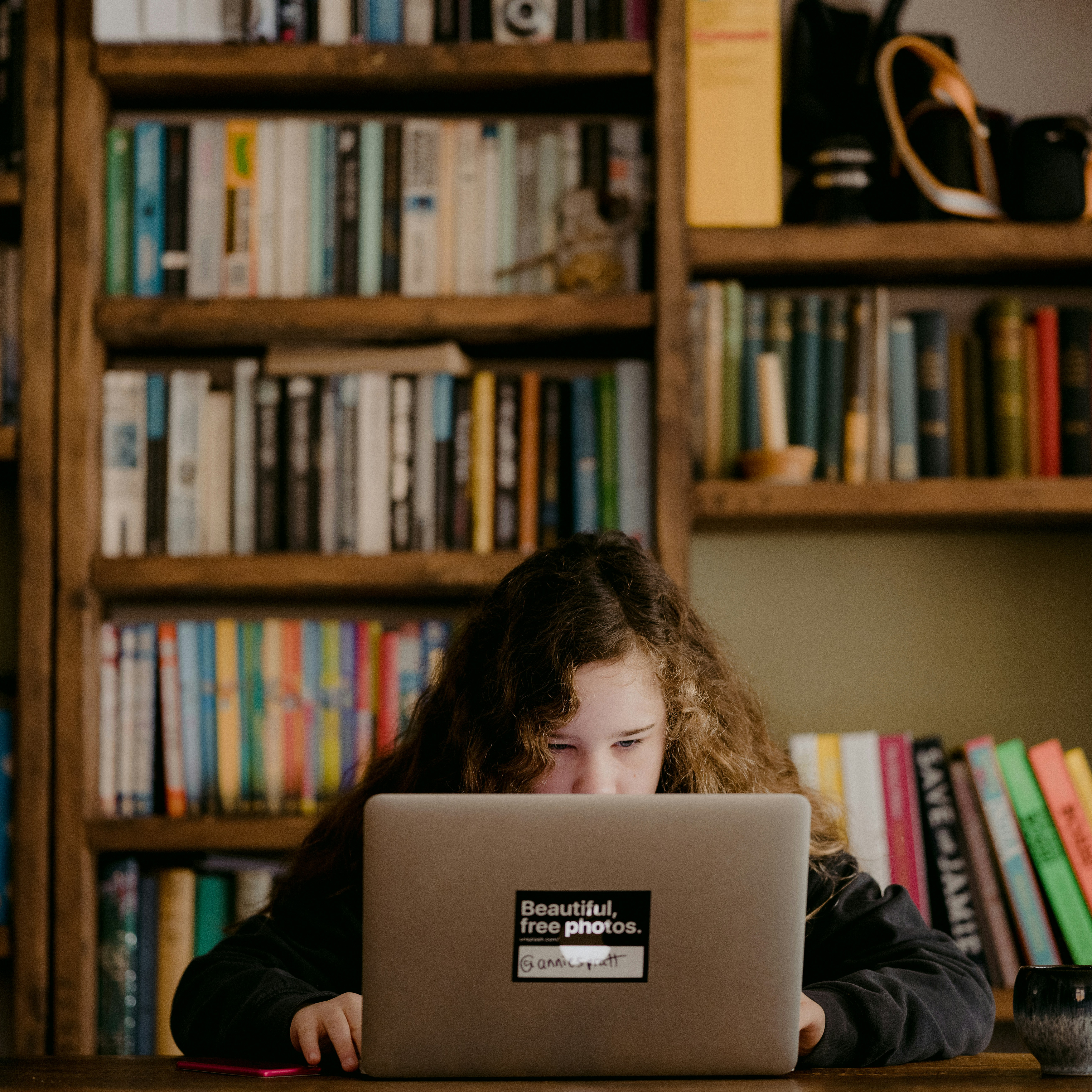 Ansia da prestazione, difficoltà scolastiche, orientamento, bullismo e cyberbullismo Offro supporto a ragazzi, genitori e insegnanti per affrontare le sfide tipiche dell’età evolutiva, promuovendo autostima, motivazione e un uso consapevole delle tecnologie digitali.