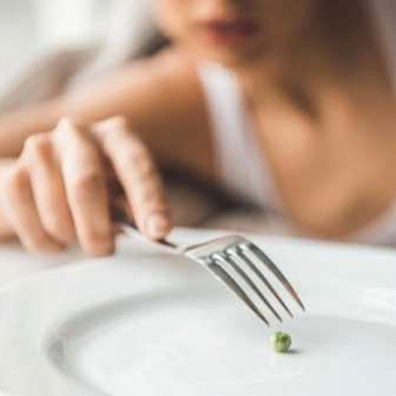 Anoressia, bulimia, disturbo da alimentazione incontrollata Collaboro con il Centro Ananke di Como in percorsi terapeutici integrati, che coinvolgono un team multidisciplinare per una presa in carico completa.
